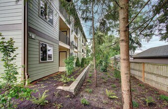 Building Photo - 404 NE 117th Ave