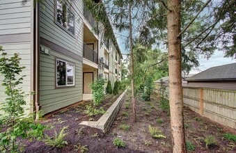 Building Photo - 404 NE 117th Ave