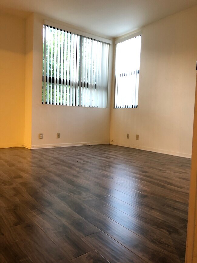 Building Photo - 1600 S Bentley Ave