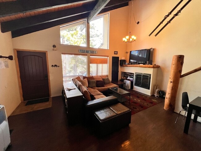 Building Photo - Fully Furnished Rental