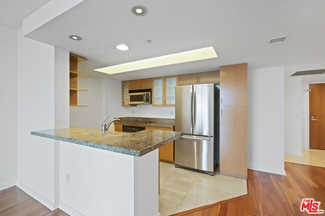 Building Photo - 13700 Marina Pointe Dr