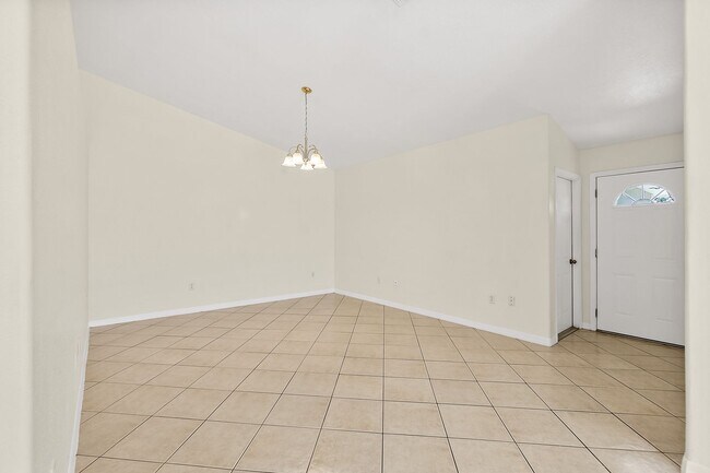 Building Photo - Spacious 3 Bedroom 2 Bath 1 Car Duplex in ...