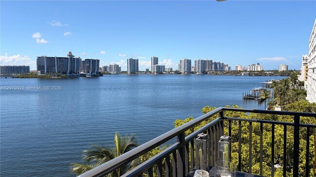 Foto del edificio - 17720 N Bay Rd