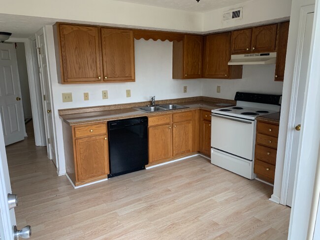 Building Photo - 490 E Red Bud Rd