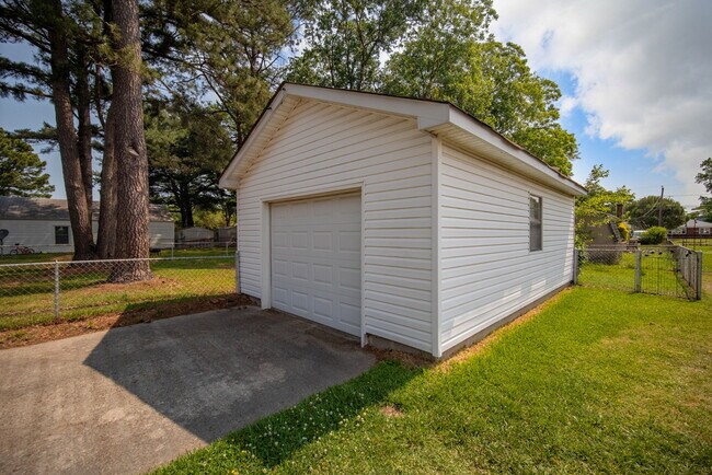 Building Photo - 1110 Hazel Ave