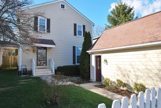 Building Photo - 1061 Chinoe Rd