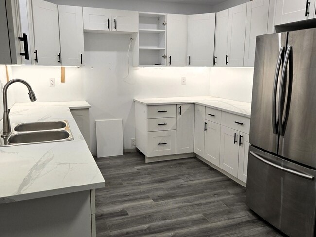 Photo du bâtiment - Newly Renovated, Spacious Main-Floor Unit ...
