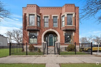 Building Photo - 718 W 51st St
