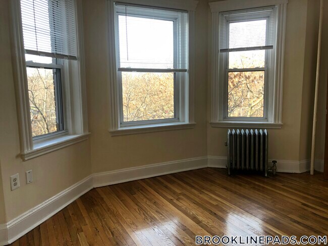 Foto del edificio - 352 Riverway