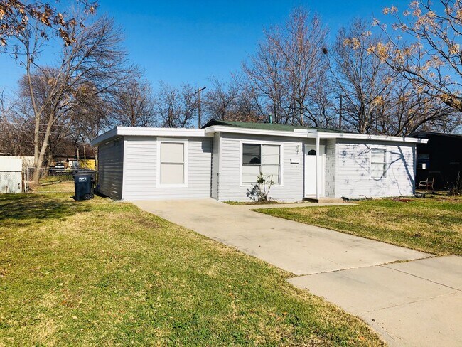 Building Photo - Ready To Move In