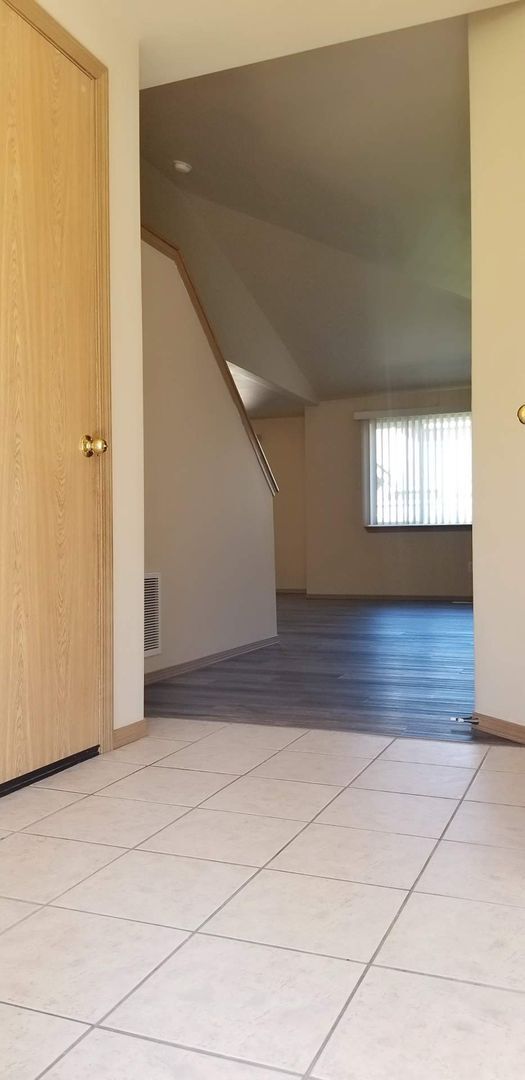 Building Photo - 3 bed, 2.5 bath with great room! N.Thursto...