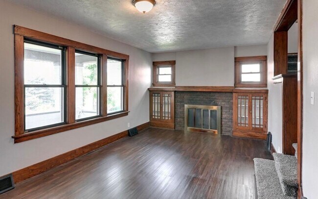 Foto del edificio - Beautiful & Spacious 3 Bedroom, 2 Bathroom Home in South Omaha – 1,872 Sq Ft