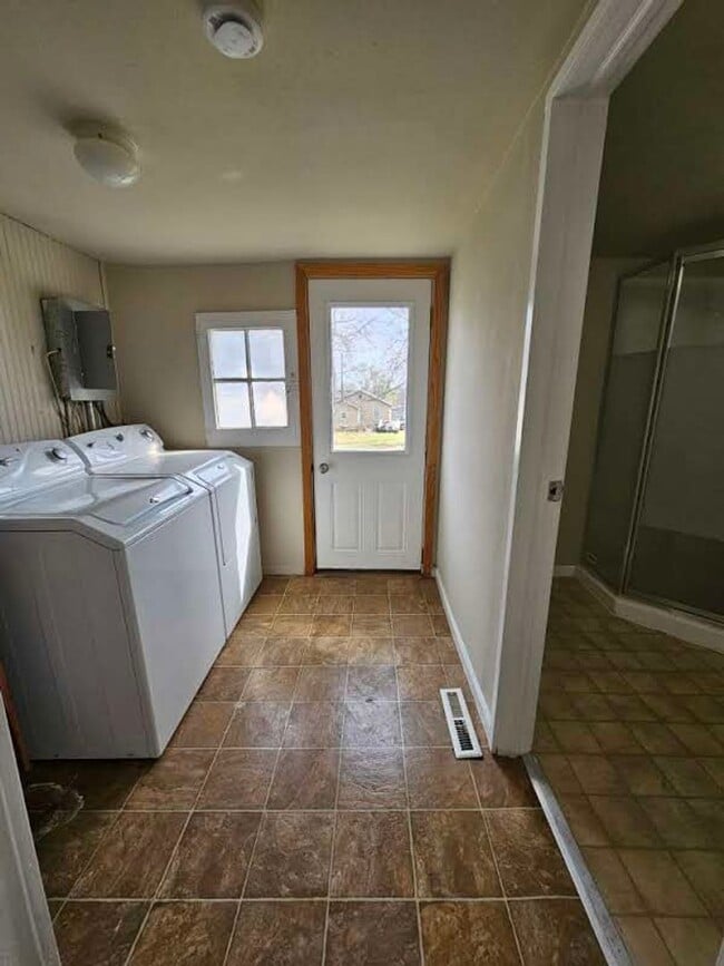 Building Photo - Charming 2 Bedroom 1 Bath Home