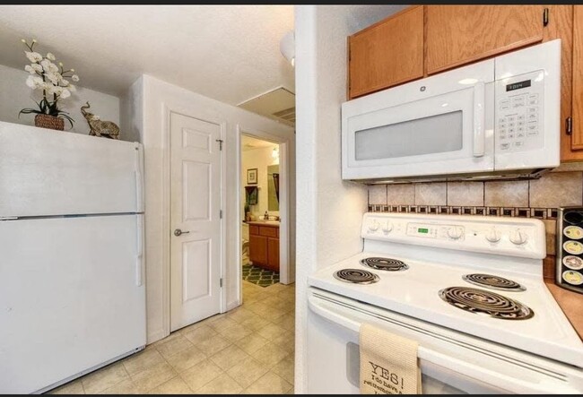 Foto del edificio - 10001 Woodcreek Oaks Blvd