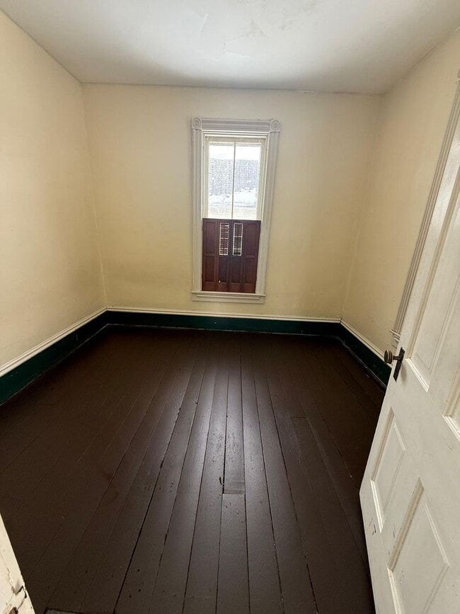 Building Photo - 2/3 bedrooms house