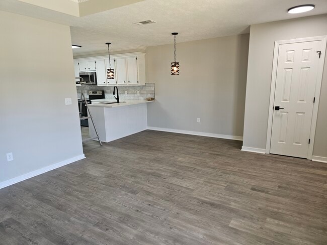 large living area - 106 Brendalwood Ln