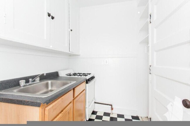 Foto del edificio - 0 bedroom in Chicago IL 60647
