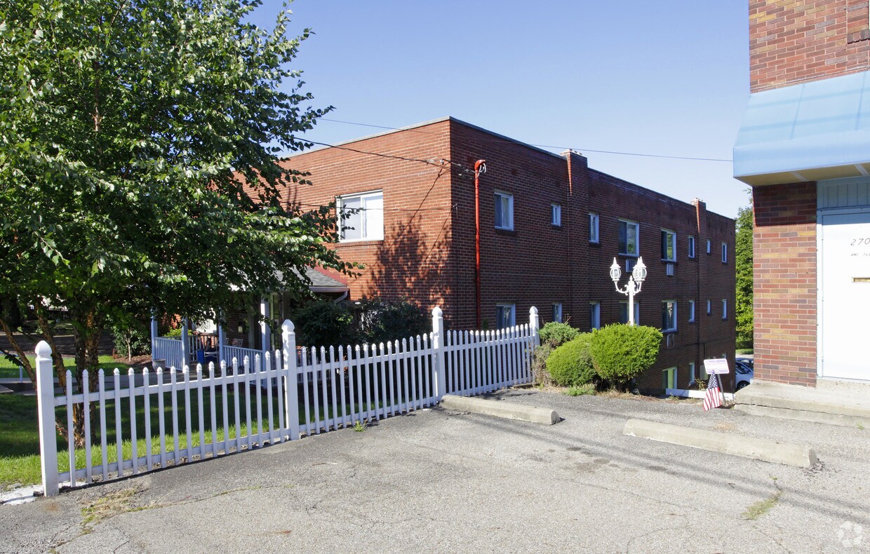 Building Photo - 2708 Main St