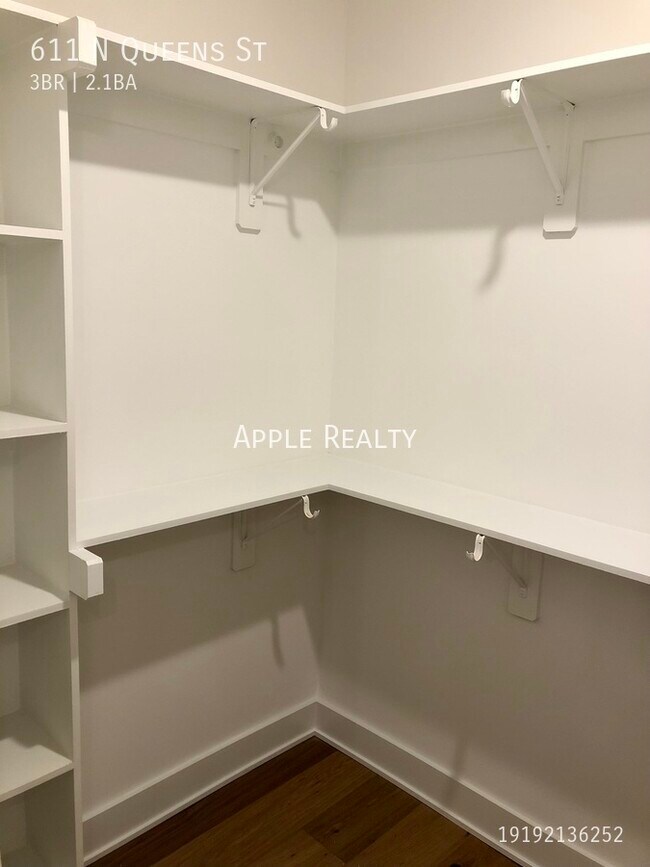 Building Photo - 611 N Queens St Townhome - Available Augus...