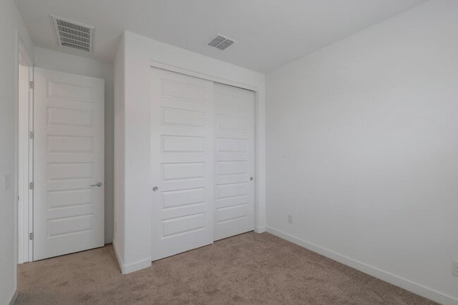 Building Photo - Like Brand New Luxurious Modern 3 Bedroom ...