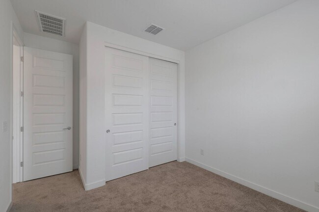 Foto del edificio - Like Brand New Luxurious Modern 3 Bedroom ...