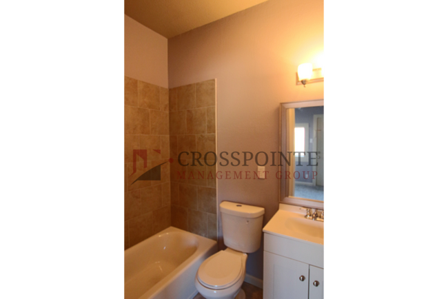 Foto del edificio - Versatile 2 Bedroom, 2 Bath Duplex-Tour Today!