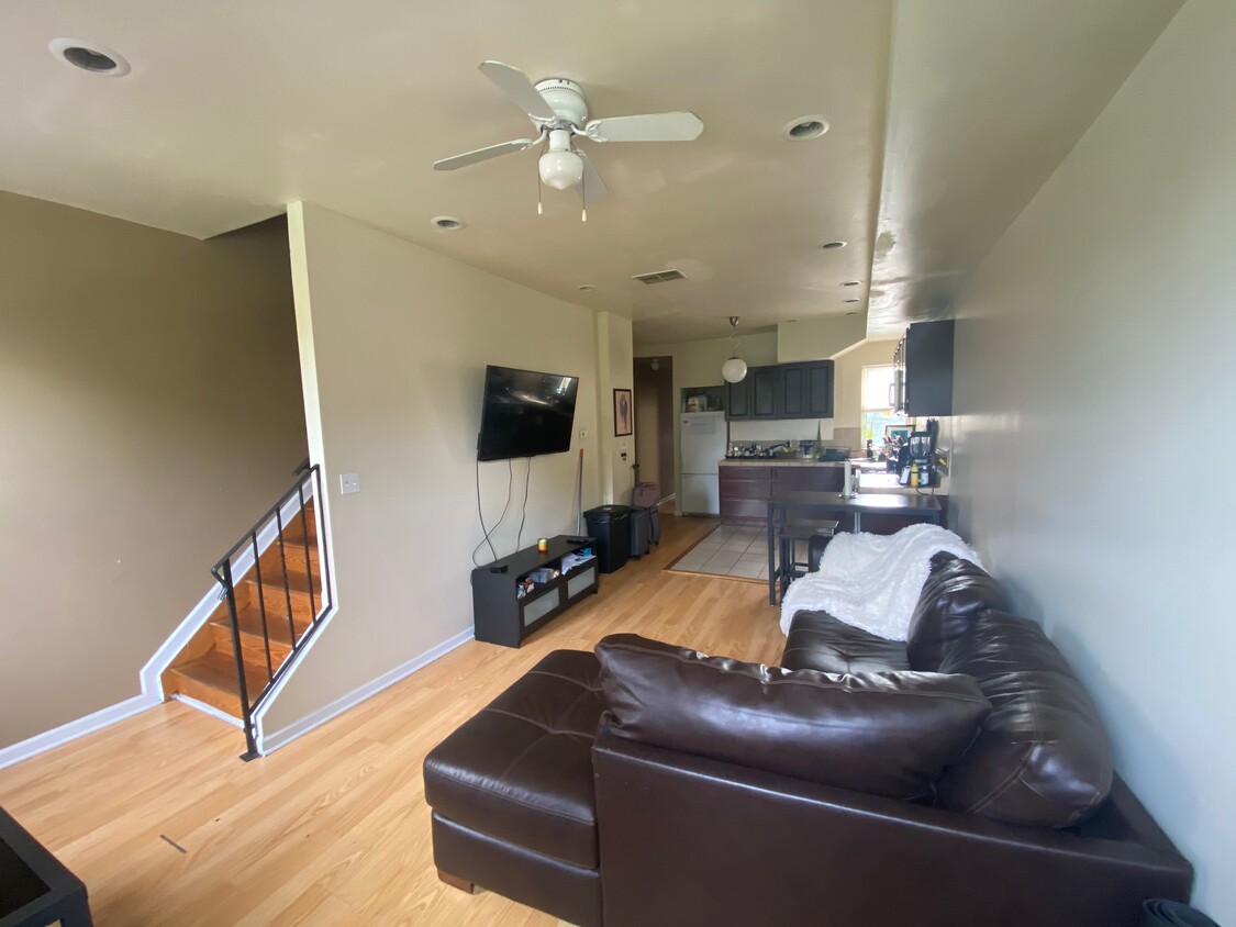 Primary Photo - 2221 N 21st St