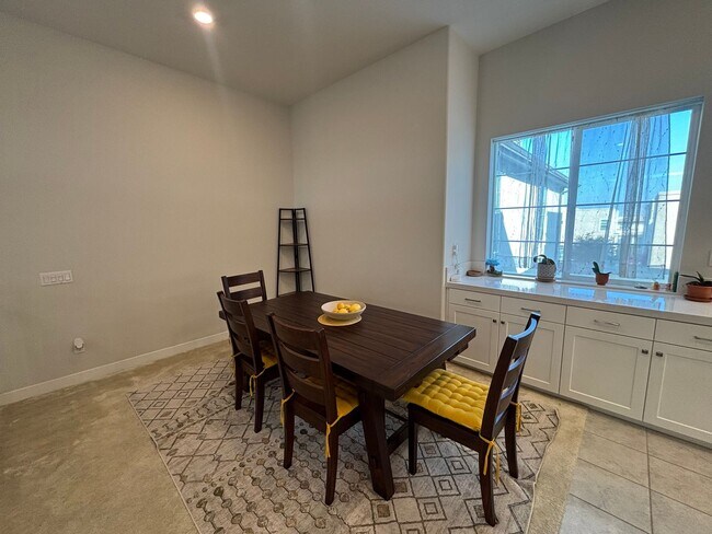 Building Photo - Beautiful 3-Bedroom Home with Solar in Valencia!
