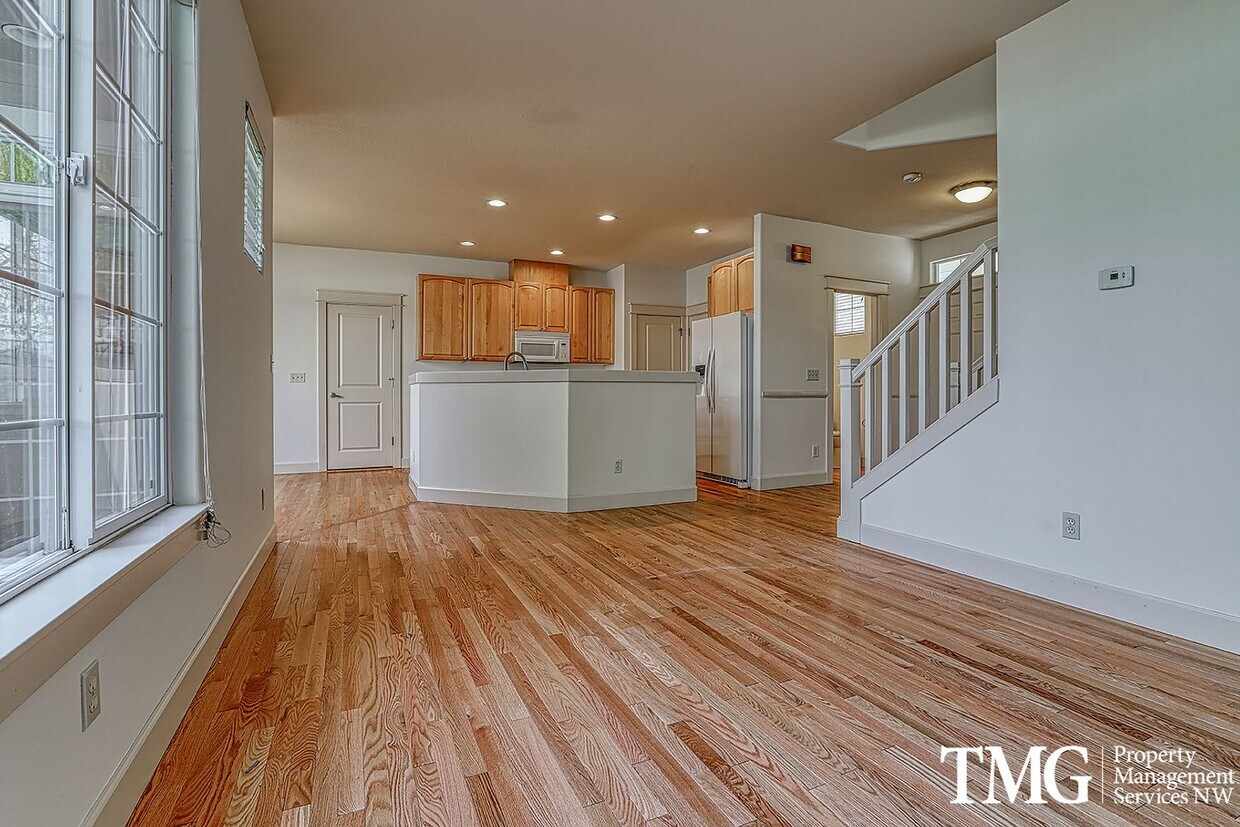 Primary Photo - Pet Friendly Beautiful 3 Bed 2.5 Bath Town...