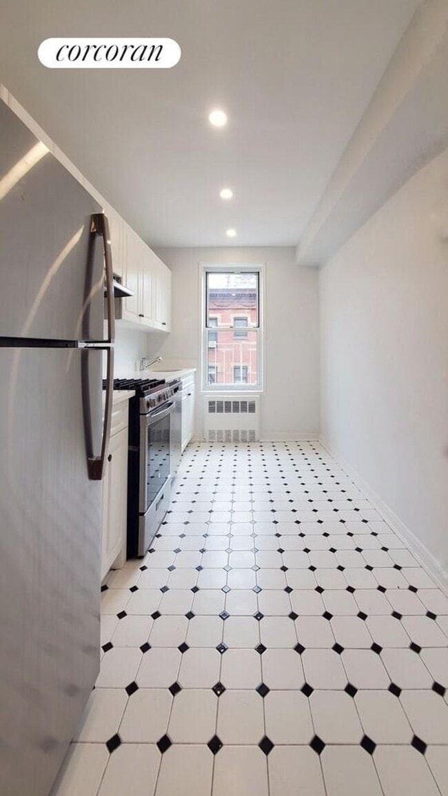 Building Photo - 401 W 56th St
