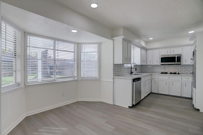 Foto del edificio - 6227 Leaf Arbor Dr