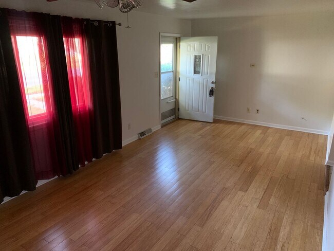 Building Photo - Welcome to this charming 3 bedroom home lo...