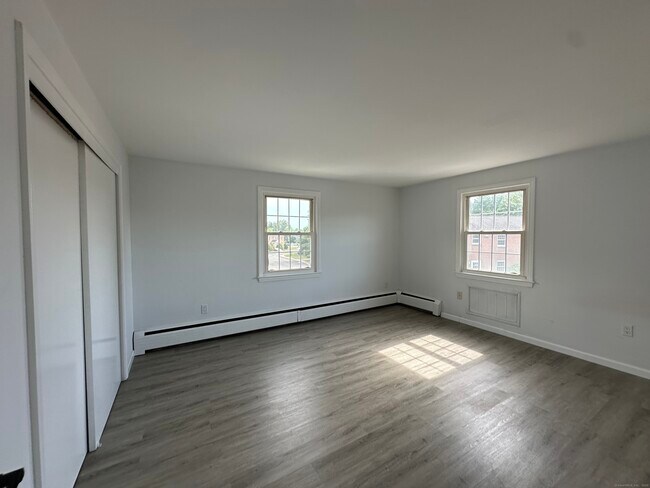 Foto del edificio - 43 Brewster Rd