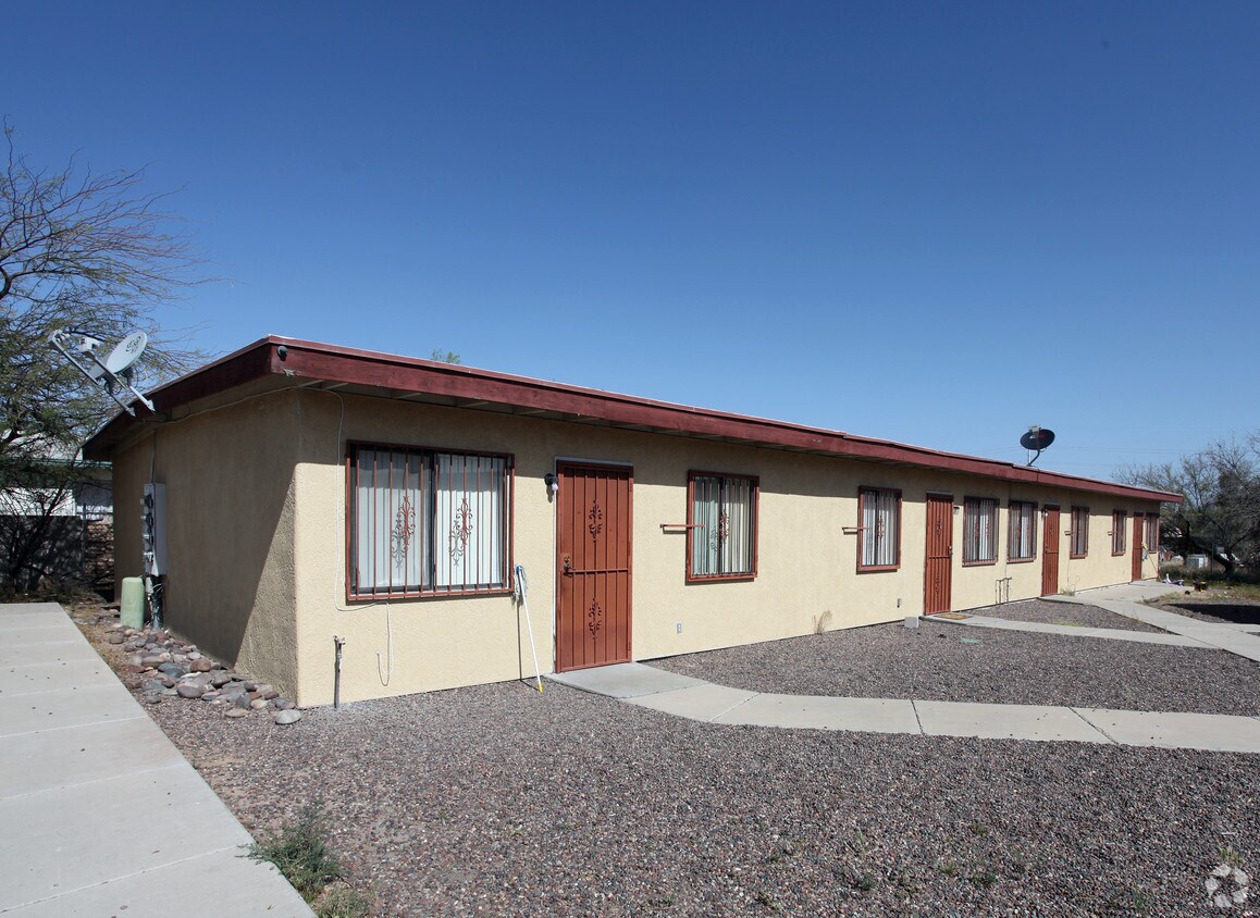 Building Photo - Triplex