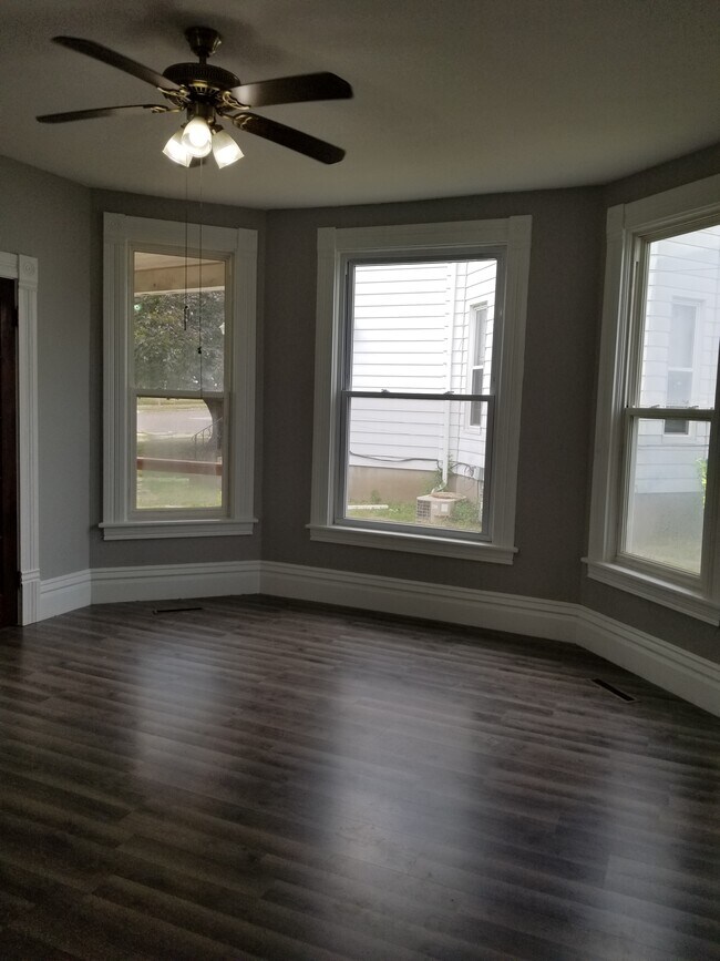 Building Photo - 560 10th Ave S