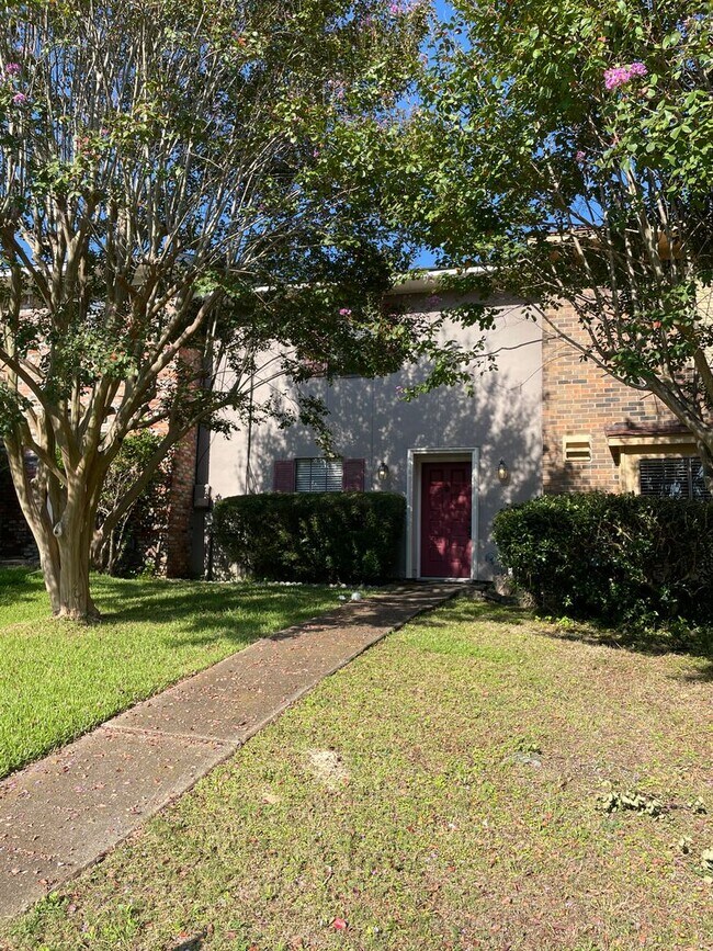 Building Photo - Townhome in Woodmere for Lease