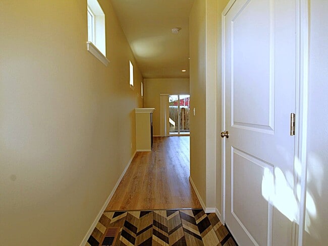 Building Photo - Modern 3x2.5 Townhome Retreat in NE Bend
