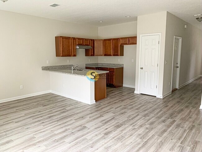 Foto del edificio - 3551 Rain Forest Dr W