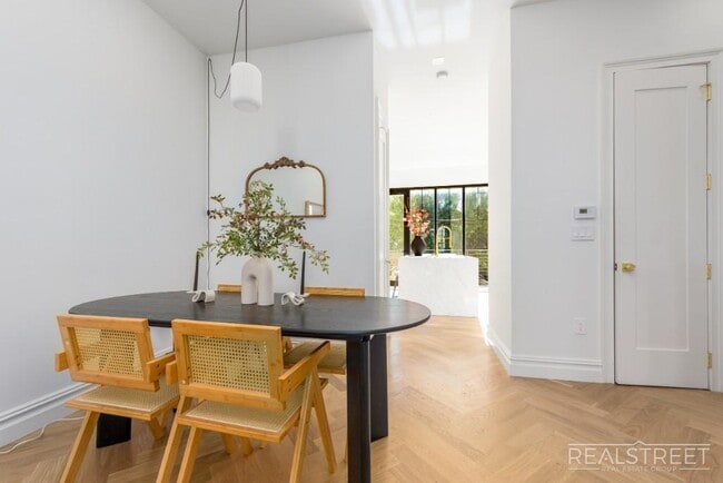 Foto del edificio - Stunning Brand New Townhouse for Rent in Bushwick!