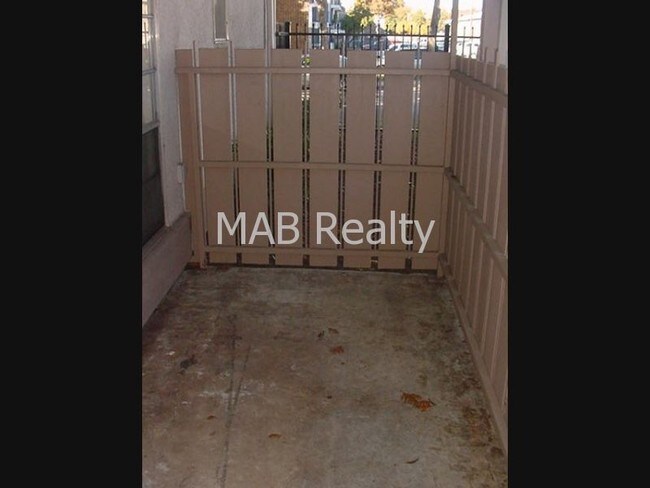 Building Photo - 10598 High Hollows Dr