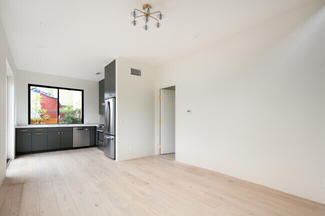Foto del edificio - 633 Palms Blvd
