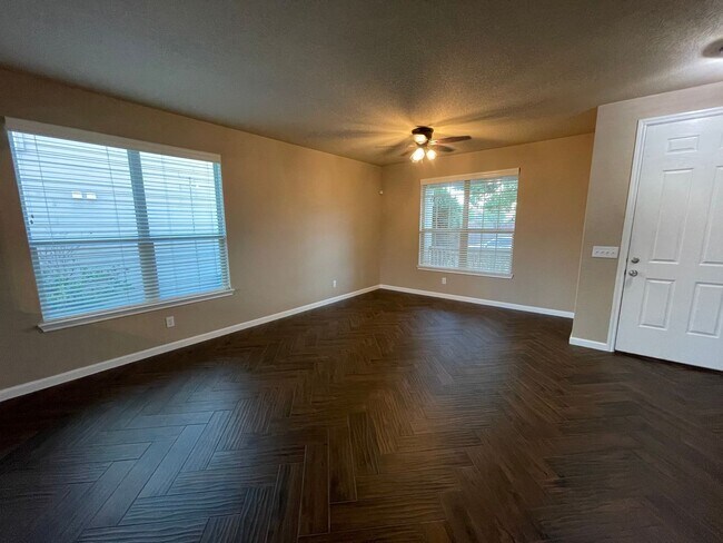 Foto del edificio - BEAUTIFUL 3 BEDROOM 2.5 BATH FEATURING A LUXURY KITCHEN WITH WHITE GRANITE COUNTERS, GRAY CABINET...