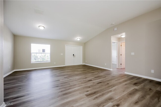 Foto del edificio - 3607 75th St W
