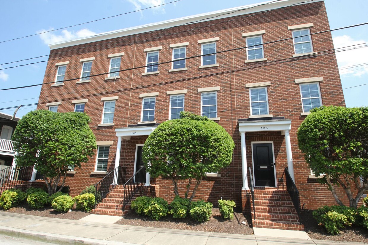 Primary Photo - 4 Bed 3.5 Bath Townhouse in The Fan - Avai...