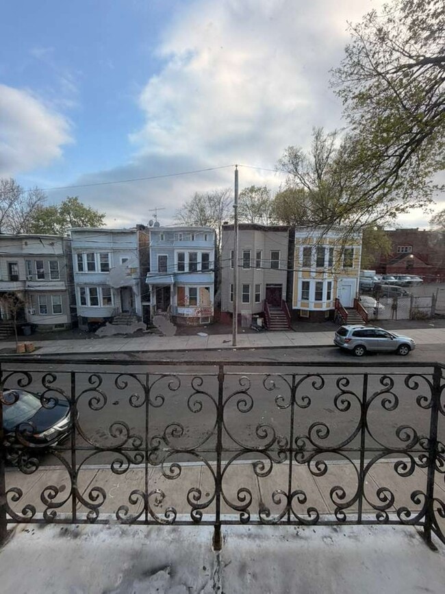 Building Photo - 385 Orange St
