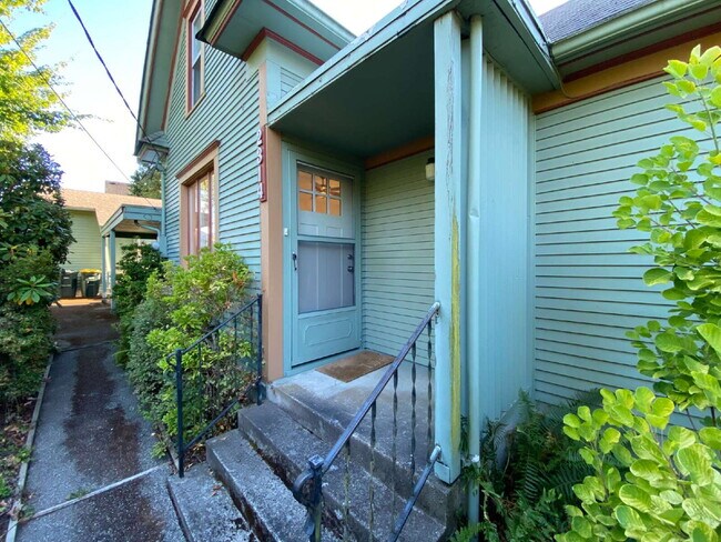Foto del edificio - Rustic 4-Bed, 2-Bath Home in Happy Valley ...