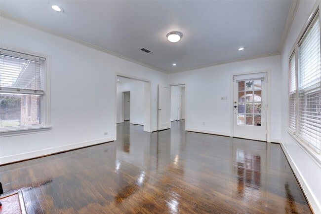 Building Photo - 2415 Elmen St