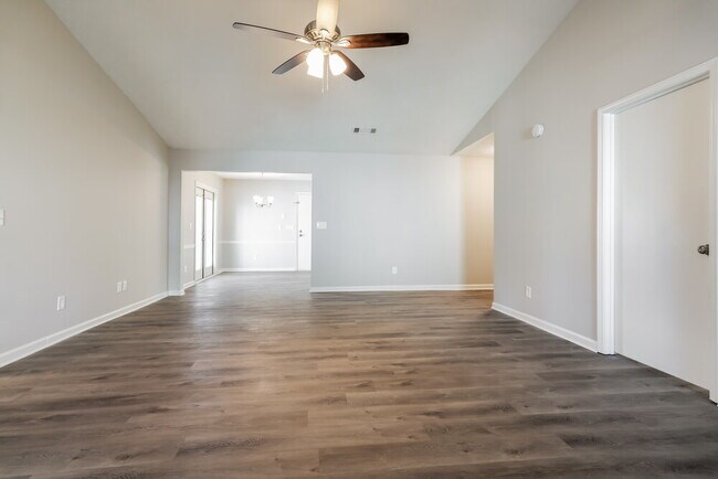 Building Photo - 375 Springlake Dr