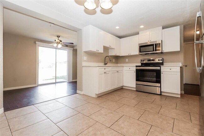 Foto del edificio - 3353 Trask Dr