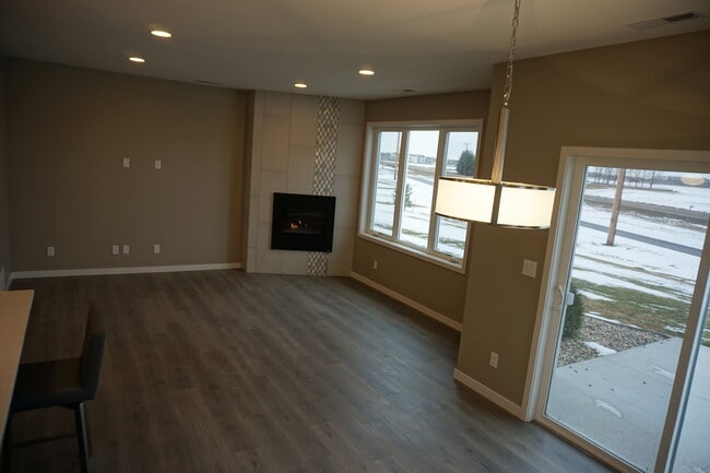 Large living space off kitchen - 3811 Stacy Dr